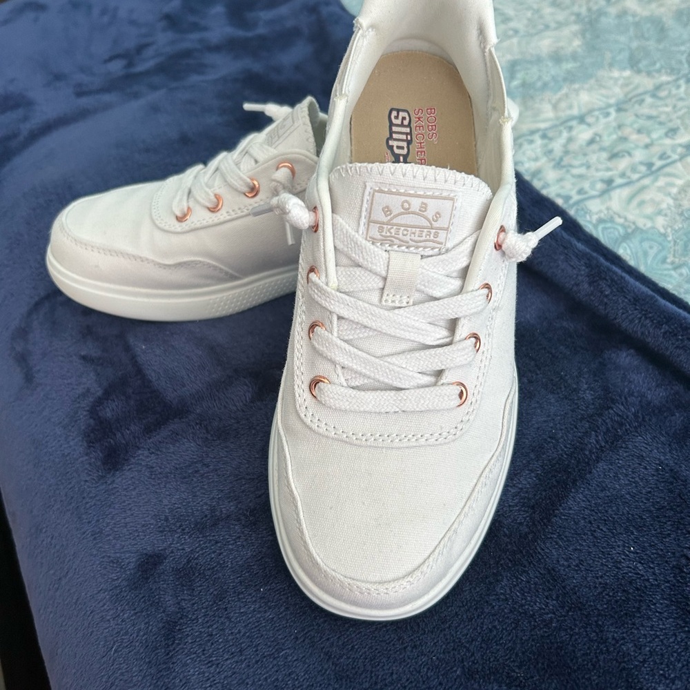 CLEARANCE SALE - LIKE NEW Skechers Hands Free Step In White Sneakers